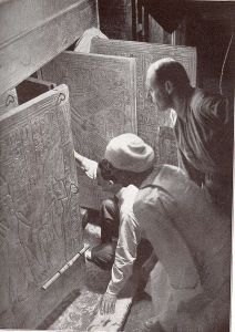 Howard Carter (kneeling), an Egyptian workman, and Arthur Callender at doors of burial shrines in Pharao Tutankhamen’s tomb (re-enactment)